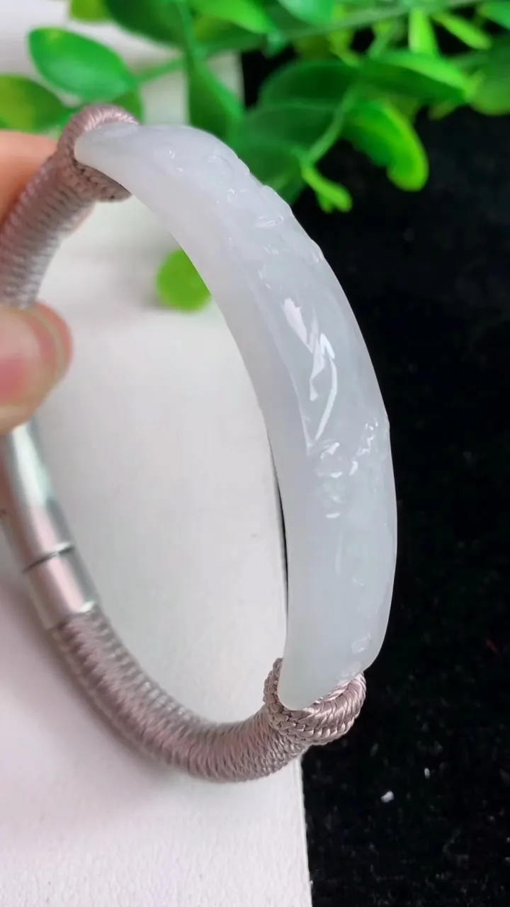 天然A货翡翠雕花手绳，尺寸60.8-13.2-5.5，重量:22.36g
6月7日