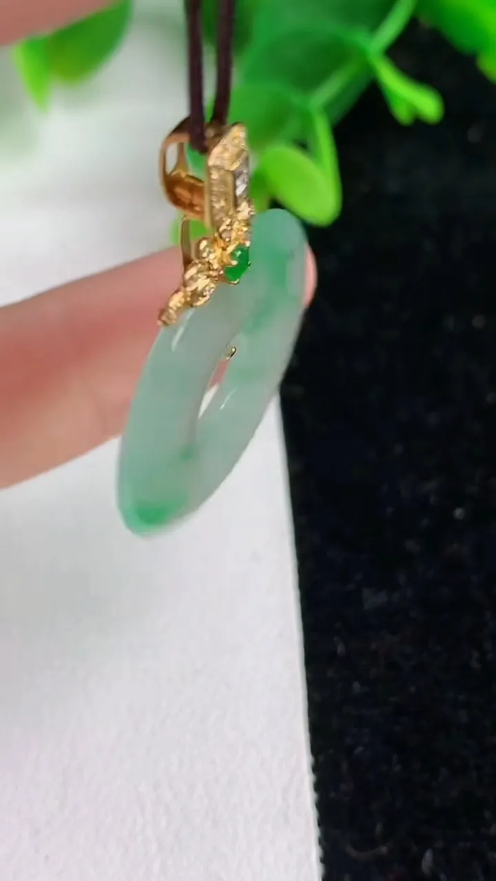 天然A货翡翠平安扣吊坠，尺寸25.3-3.4，重量:5.20g
6月7日