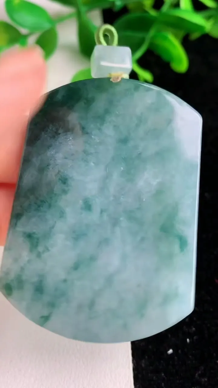 天然A货翡翠飘花无事牌吊坠，尺寸55.7-40.4-6，重量:41.25g
6月7日