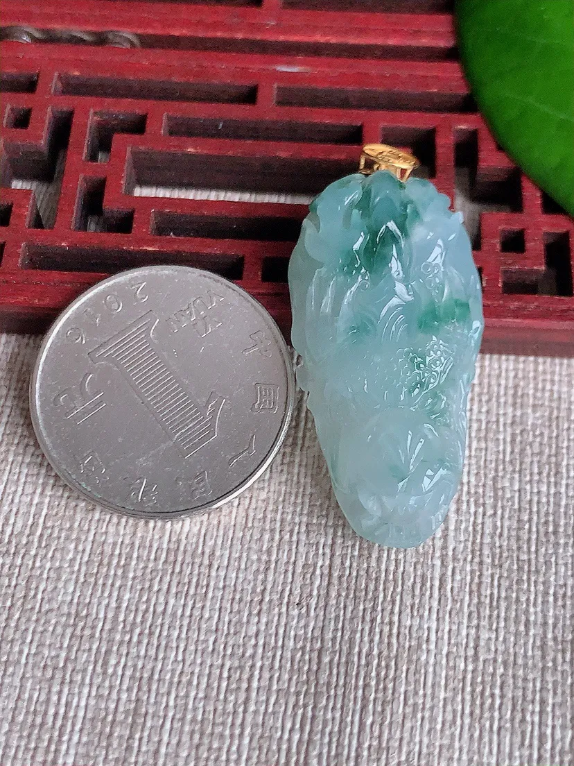 天然A货翡翠冰润飘绿龙牌吊坠 尺寸73.3×38.7×8.8m量48.38g 0606