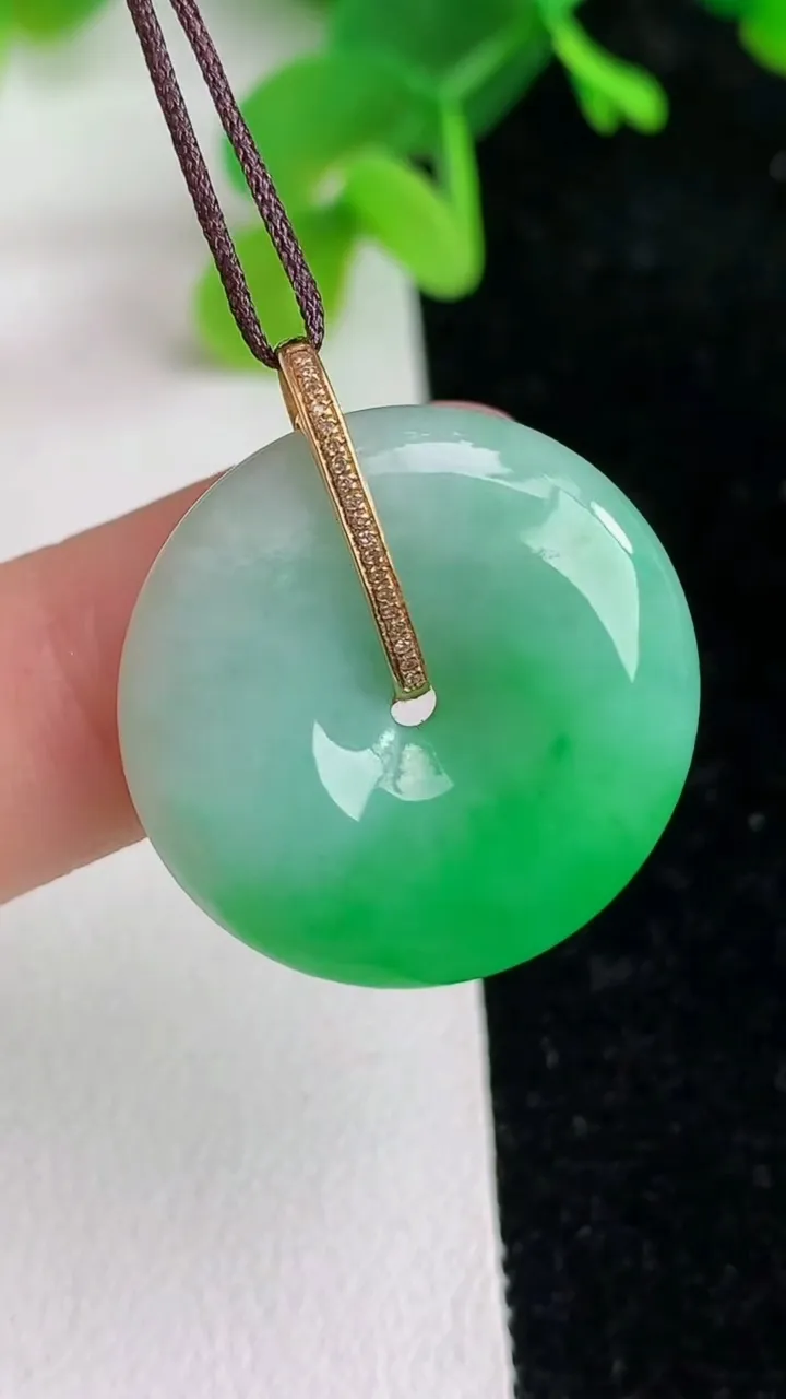 天然A货翡翠平安扣吊坠，尺寸23.2-5.2，重量:7.04g
6月7日
