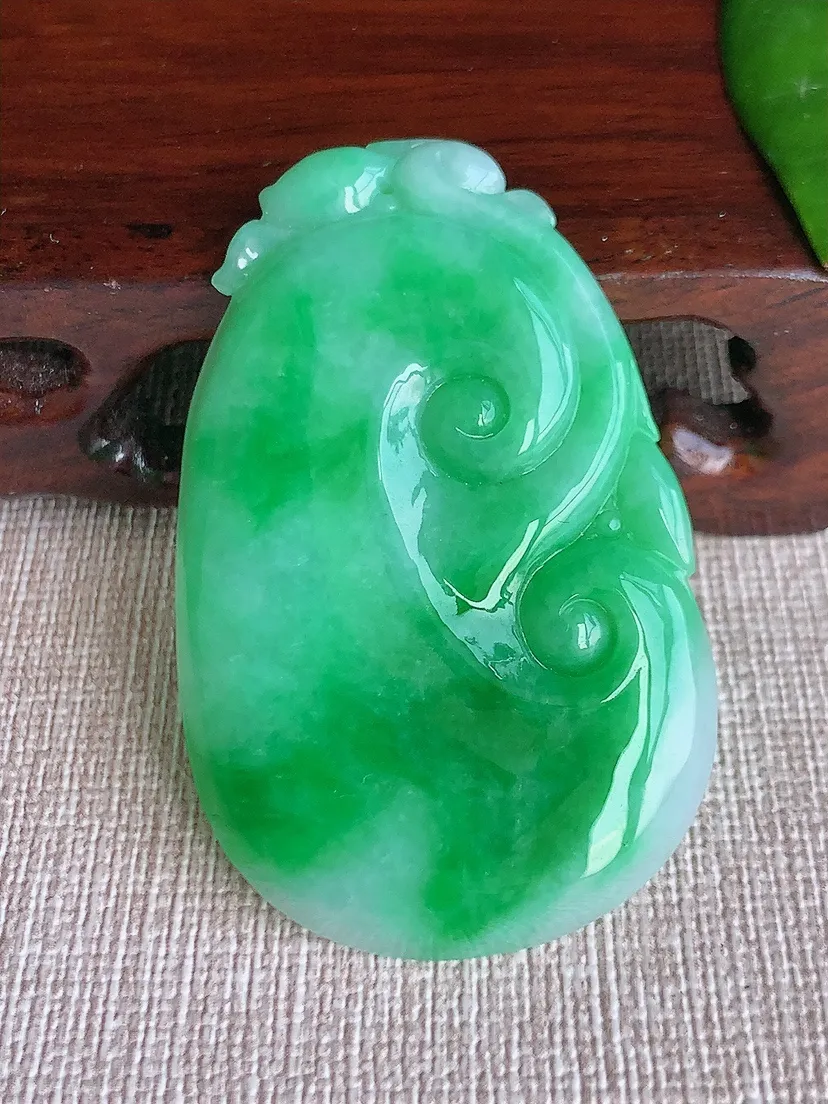 天然A货翡翠飘阳绿大如意吊坠 尺寸50.8×32.2×4.6m量16.56g 0606