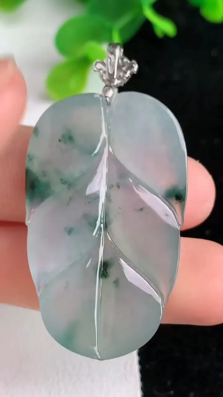 天然A货翡翠k金飘花金枝玉叶叶子吊坠，尺寸40-24.8-5.3，重量:11.10g
6月7日