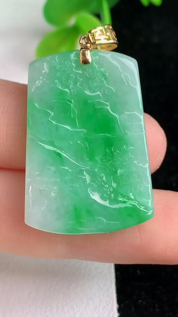 天然A货翡翠山水牌吊坠，尺寸31-21.4-5，重量:8.89g
6月7日