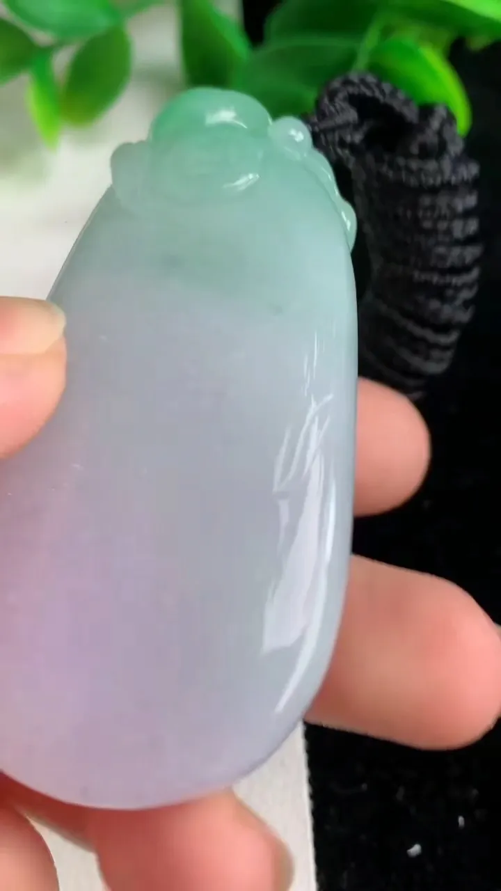天然A货翡翠春带彩紫罗兰福瓜吊坠，尺寸61.2-30.2-10.8，重量:61.45g
6月7日