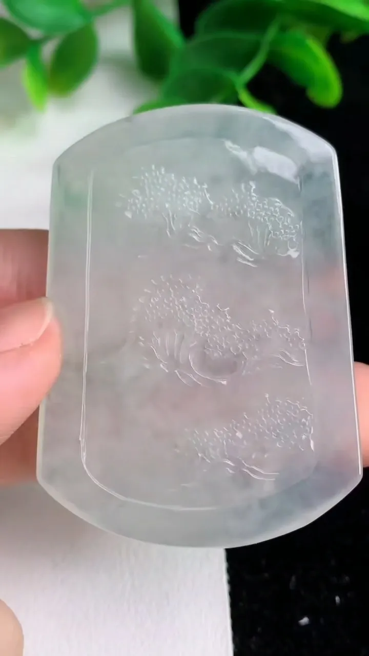 天然A货翡翠山水牌吊坠，尺寸51.4-37.2-5.4，重量:25.41g
6月7日