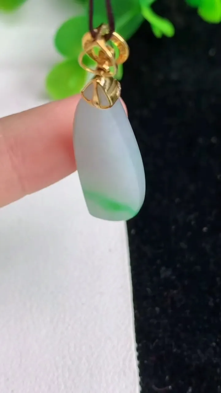 天然A货翡翠福瓜吊坠，尺寸29.8-11.7-5.4，重量:4.26g
6月7日