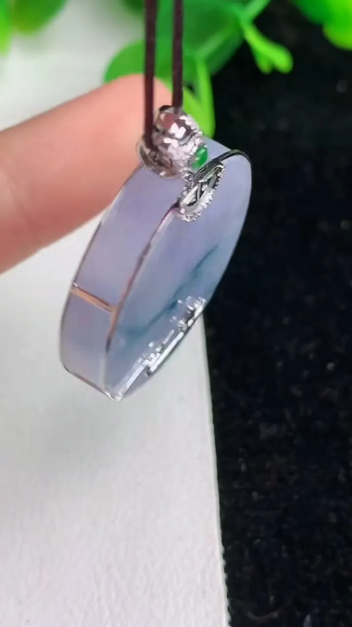 天然A货翡翠k金紫罗兰飘花无事牌吊坠，尺寸57-5.7，重量:10.56g
6月7日
