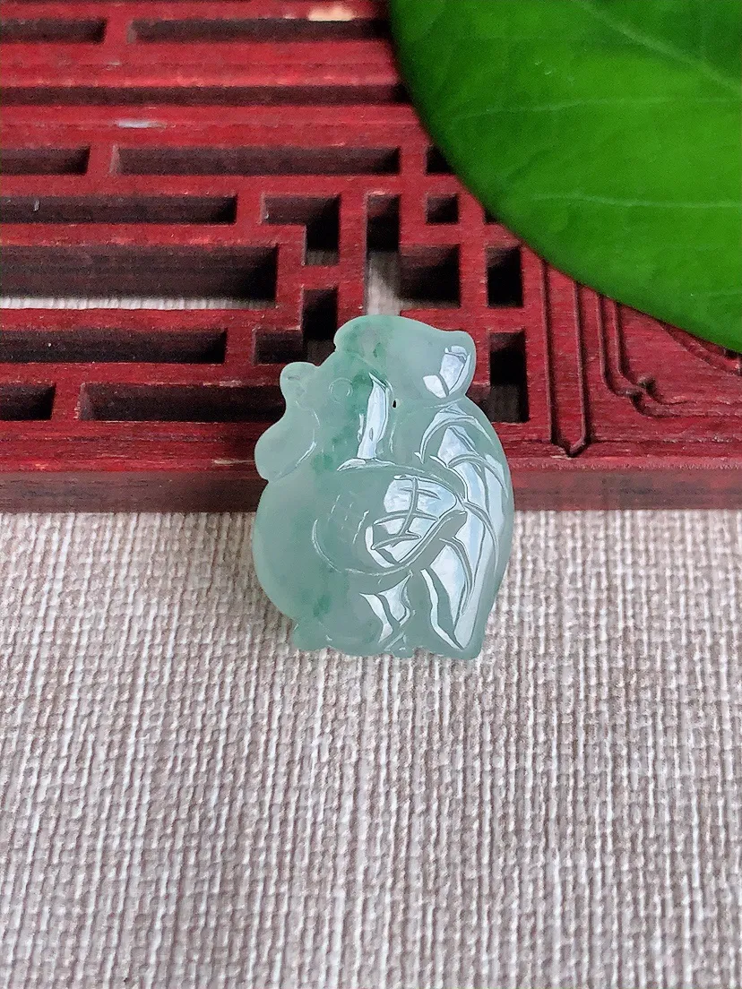 天然A货翡翠飘花生肖鸡吊坠尺寸21.6×16.7×6.8m量4.64g 0606