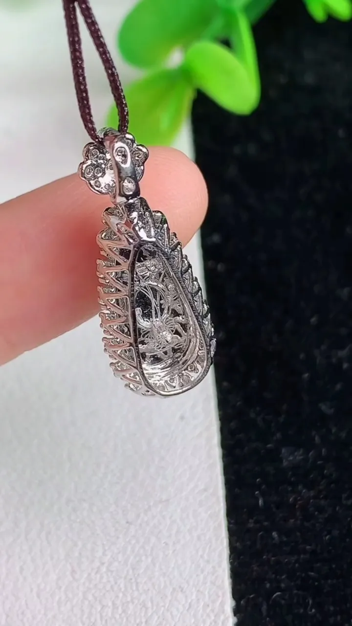天然A货翡翠福豆吊坠，尺寸25-9.5-7.2，裸石14-7.2重量:2.15g
6月7日