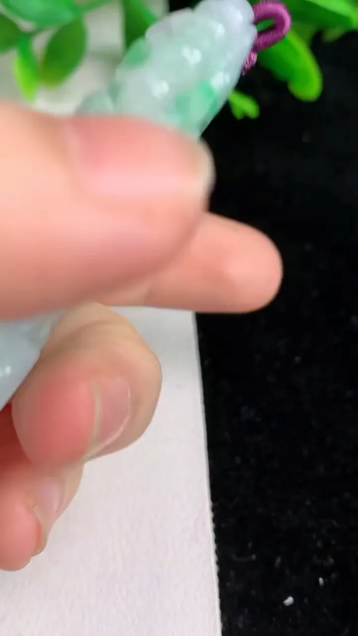 天然A货翡翠龙牌吊坠，尺寸73.4-38-9.5，重量:50.60g
6月7日