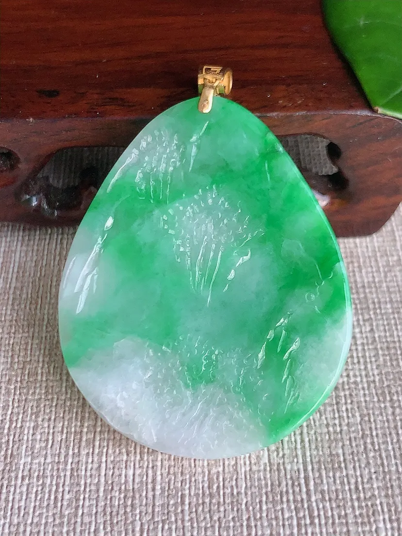 天然A货翡翠18K金扣头飘绿意境山水牌吊坠 尺寸45×36.4×6m量22.90g 0606