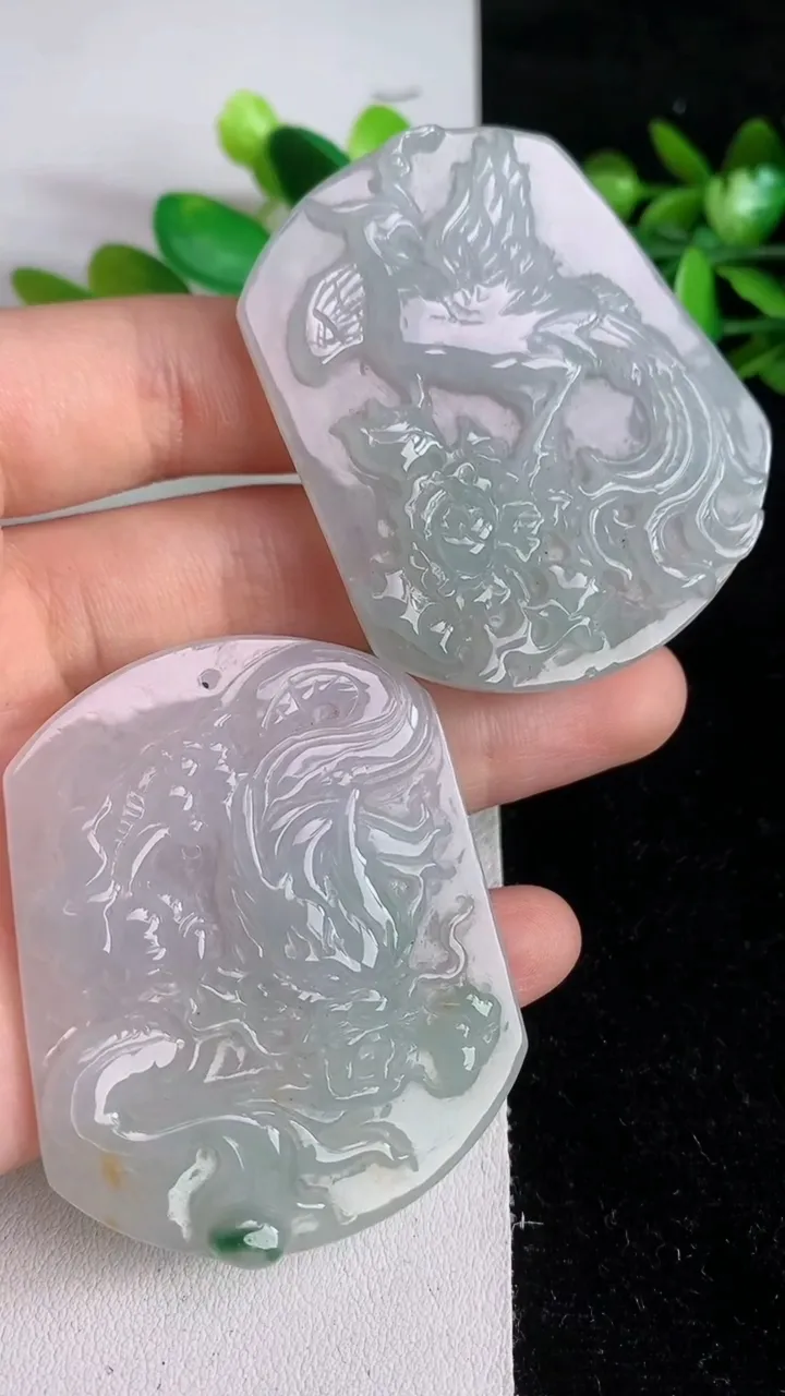 天然A货翡翠飘花龙凤呈祥吊坠一对，尺寸52.3-44.5-6.2，重:21.17g
6月7日