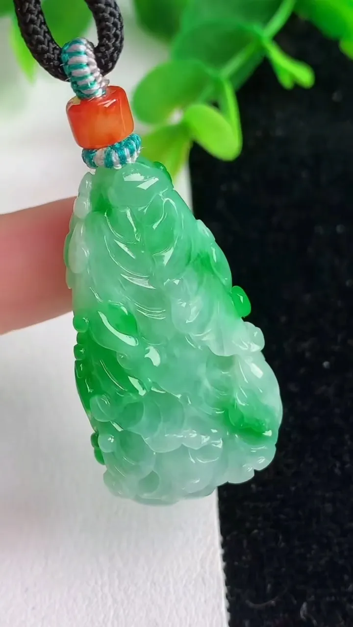 天然A货翡翠白菜吊坠，尺寸38-21.5-11.4，重量:19.83g
6月7日