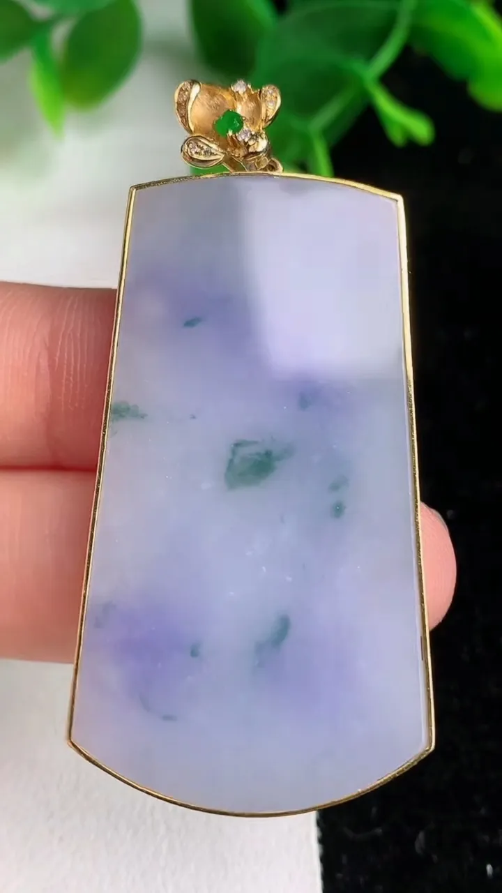 天然A货翡翠k金紫罗兰飘花无事牌吊坠，尺寸47.2-26-4.4，重量:16.12g
6月7日