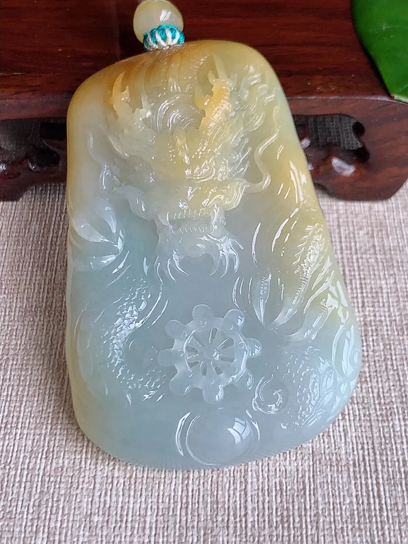 天然A货翡翠冰润飘黄翡龙牌吊坠尺寸69.6×44.6×10.7m量70.15g 0606