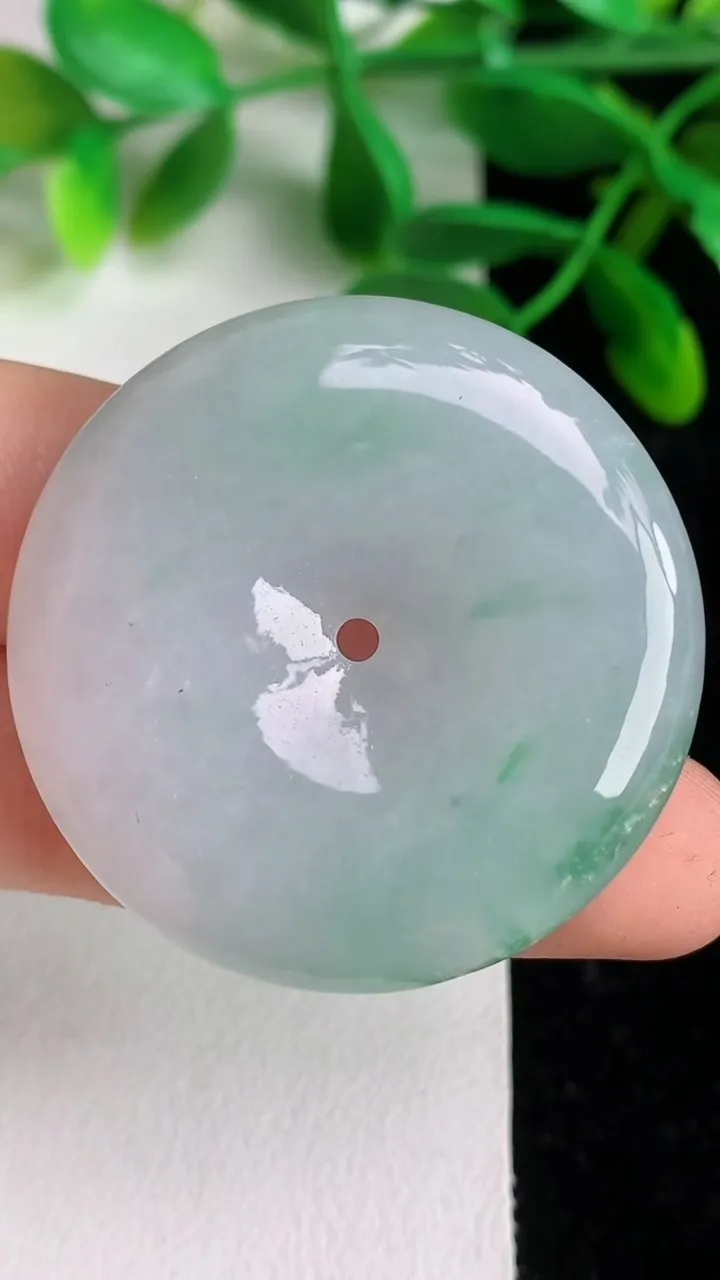 天然A货翡翠平安扣吊坠，尺寸38.6-6.7，重:22.10g
6月7日