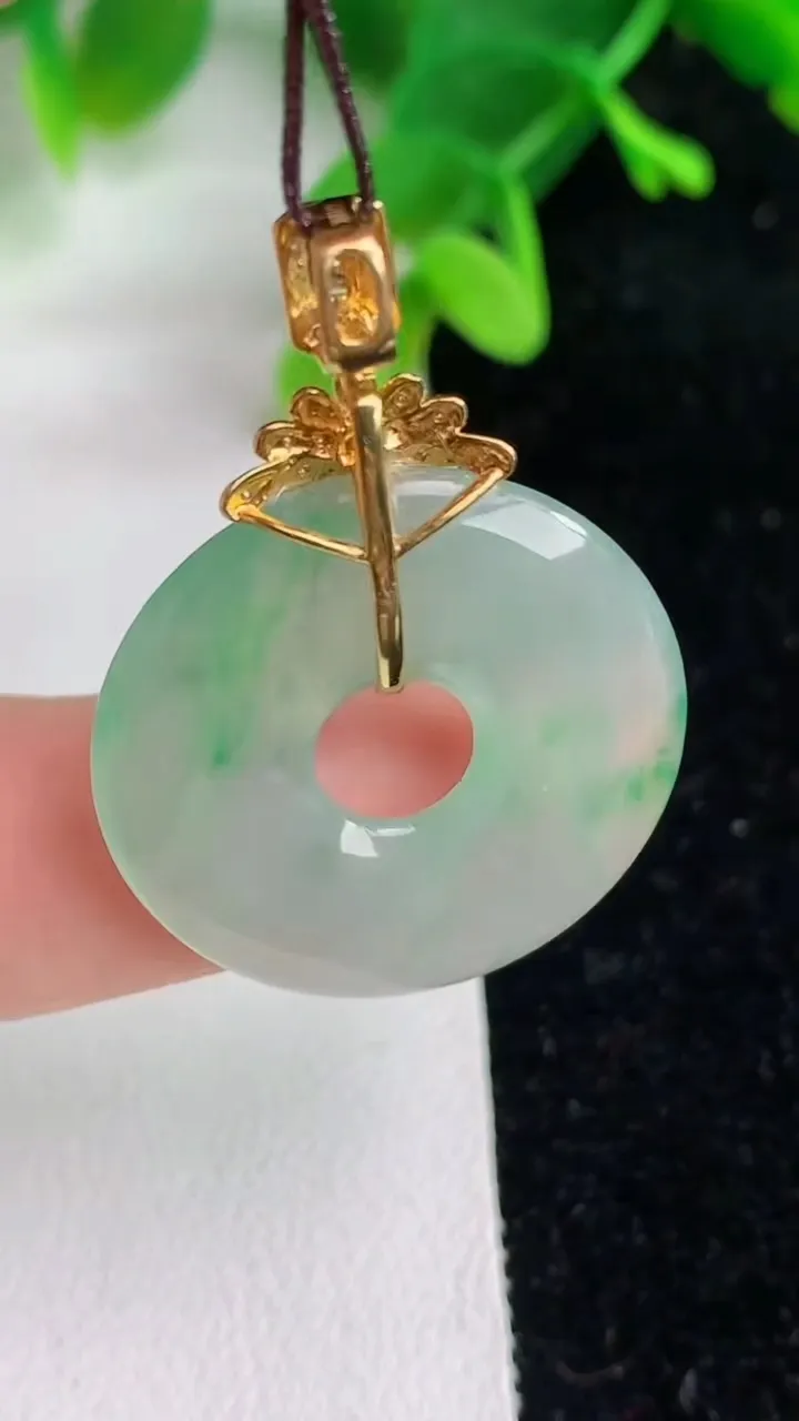 天然A货翡翠平安扣吊坠，尺寸25.3-3.4，重量:5.20g
6月7日