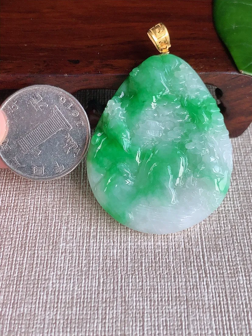 天然A货翡翠18K金扣头飘绿意境山水牌吊坠 尺寸45×36.4×6m量22.90g 0606