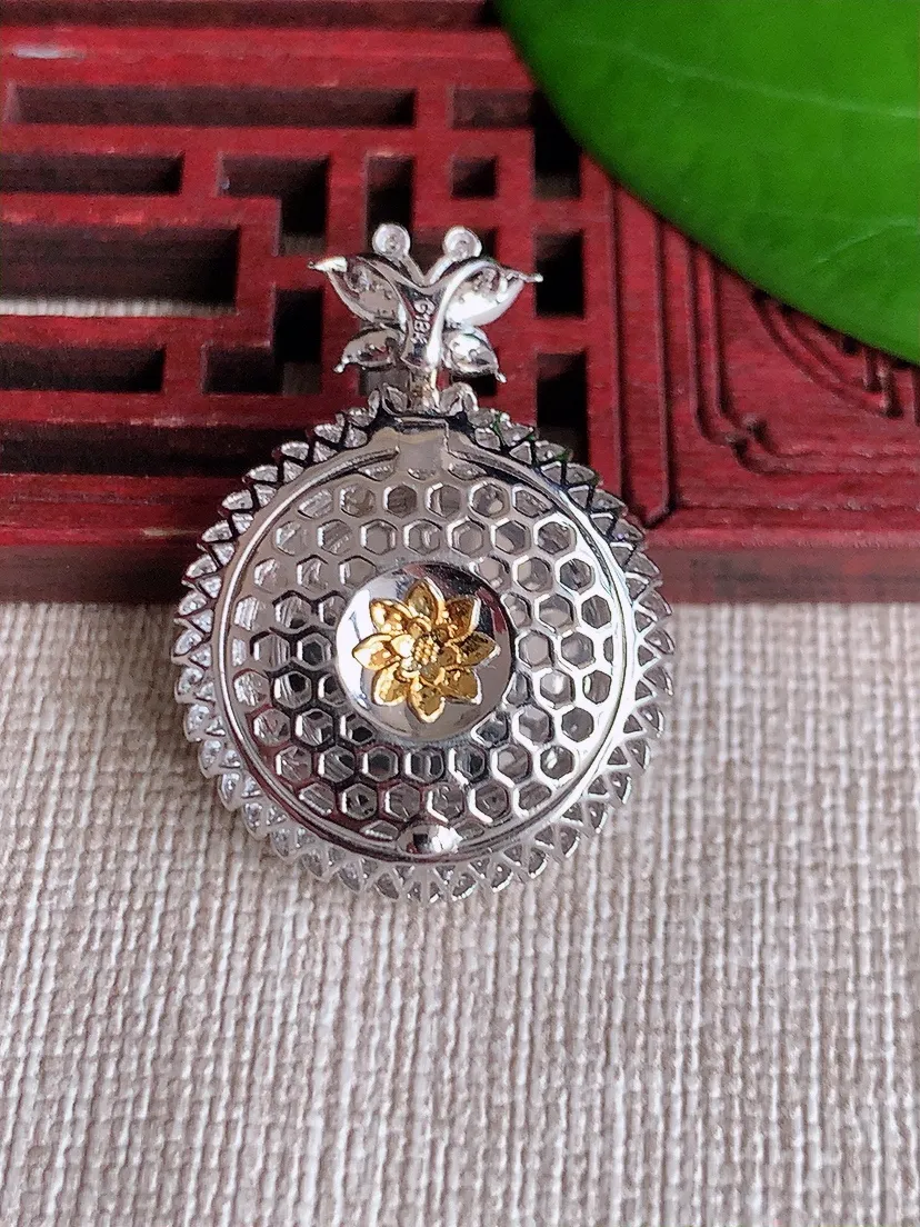 天然A货翡翠18K金伴晴绿平安扣吊坠尺寸30.7×22×8.8裸石16.5m量5.50g 0606
