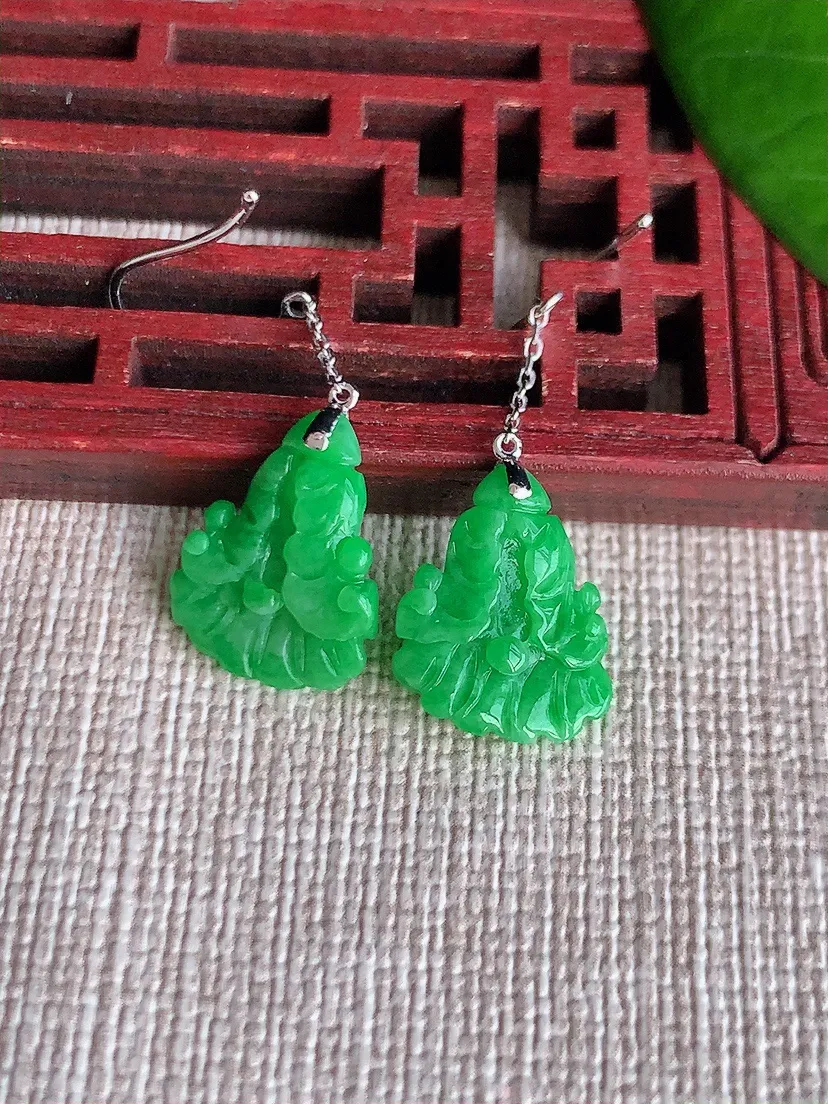 天然A货翡翠18K金镶嵌满绿白菜耳坠 尺寸13.5×11×5.3mm 重量2.38g 0606