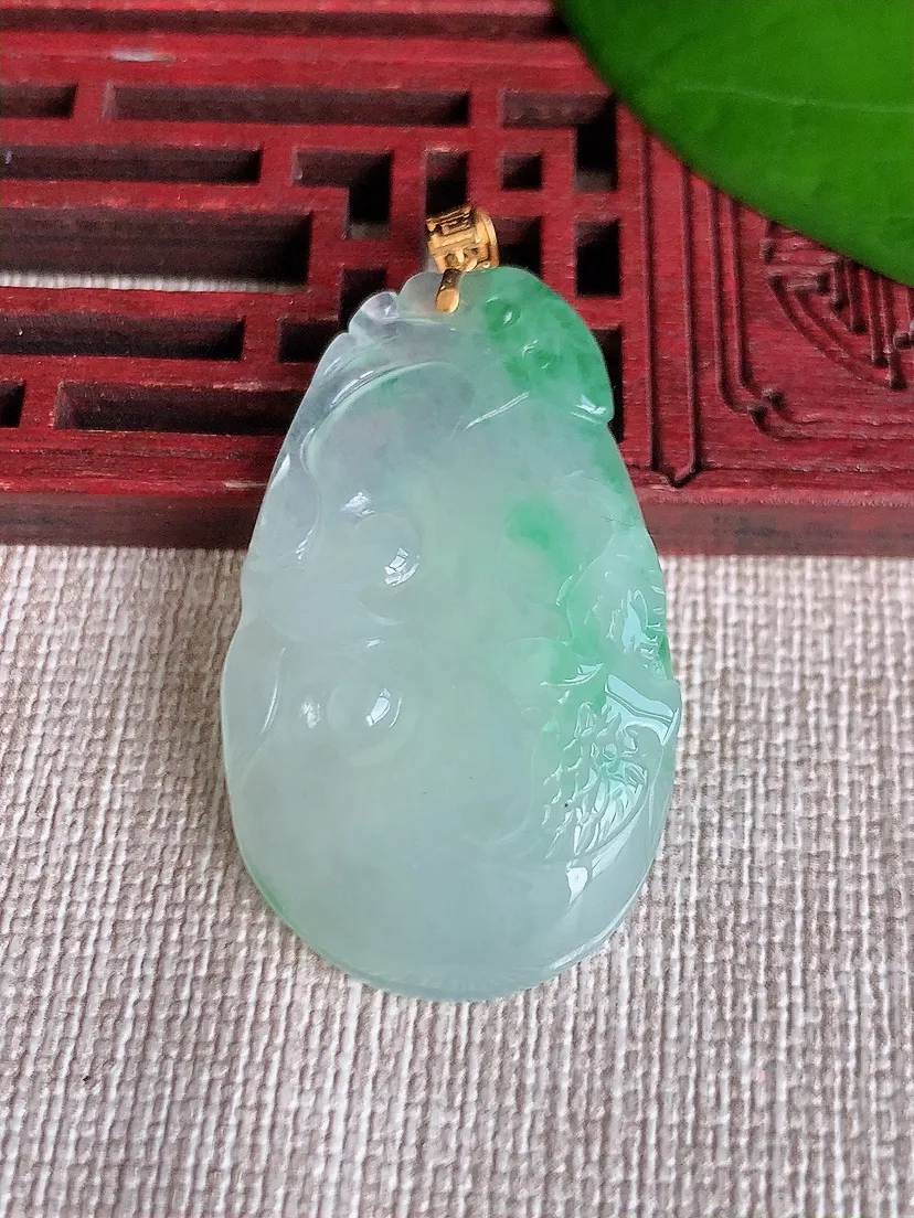 天然A货翡翠18K金扣头飘绿如意吊坠 尺寸38.6×22×7.8m量11.07g 0606