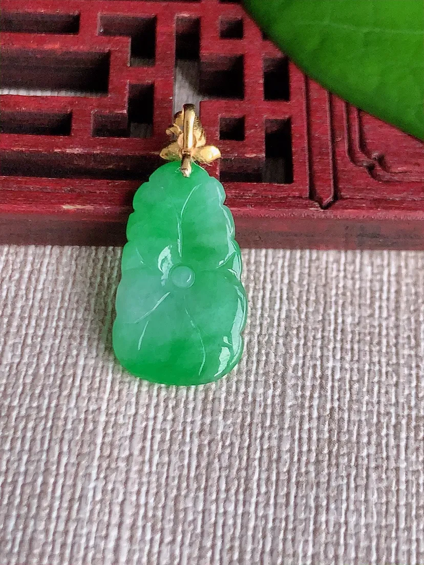 天然A货翡翠18K金扣头飘绿荷叶和和美美吊坠尺寸25.5×19.8×11.5×3.4m量1.63g 