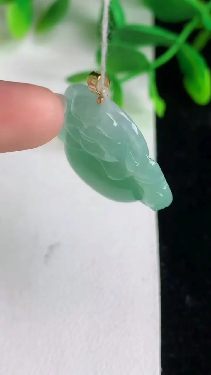 天然A货翡翠佛公吊坠，尺寸25-27.7-5.8，重量:6.24g
6月8日
