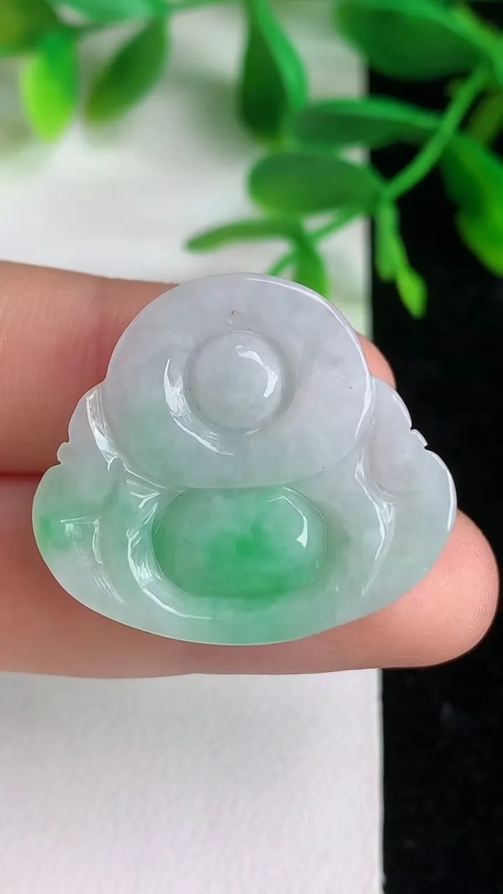天然A货翡翠佛公吊坠 ，尺寸25.4-27.8-6，重量:6.26g
6月8日
