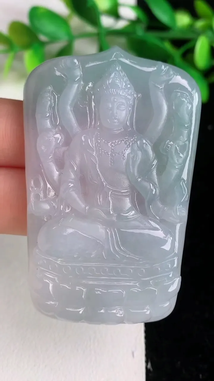天然A货翡翠飘花千手观音吊坠 ，尺寸61-39-6，重量:32.32g
6月8日