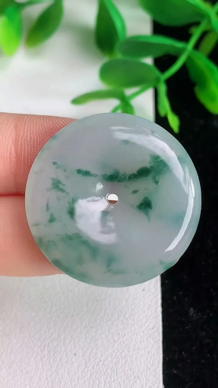天然A货翡翠冰种飘花平安扣吊坠，尺寸30.5-4.6，重:9.20g
6月8日