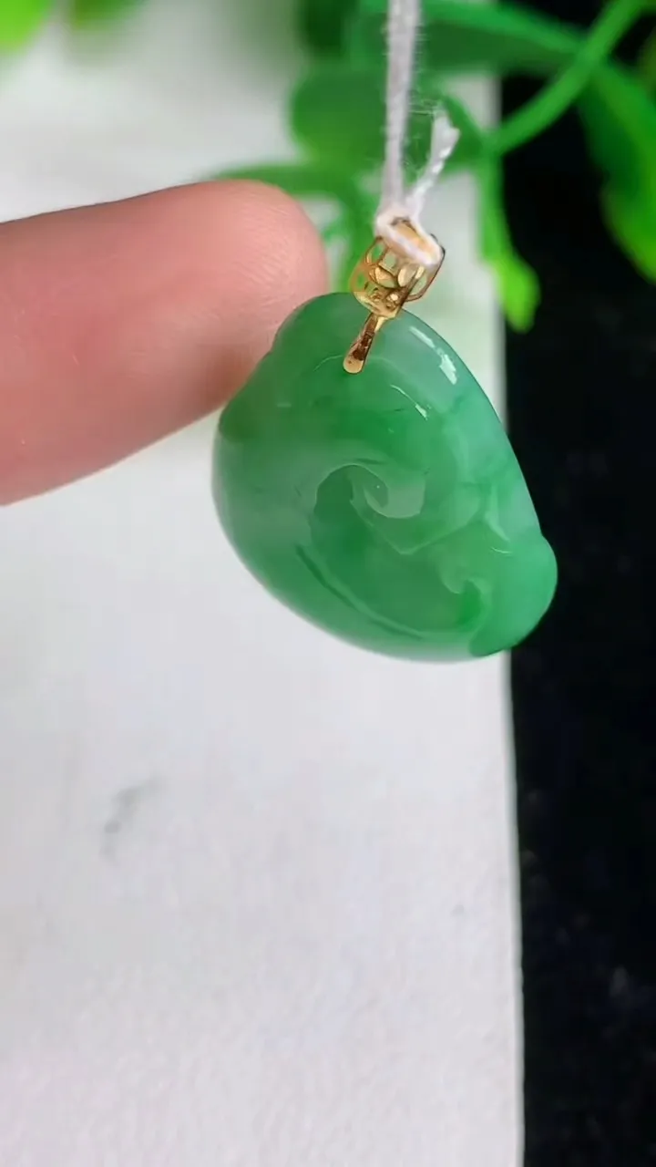 天然A货翡翠如意吊坠，尺寸22.8-17.2-4.6，重量:3.51g
6月8日