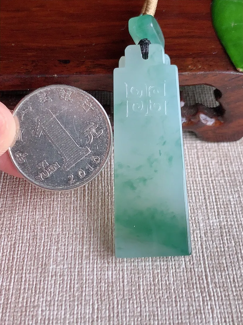 天然A货翡翠飘花仿古无事牌吊坠尺寸48.6×17×5.7m量17.84g 0608