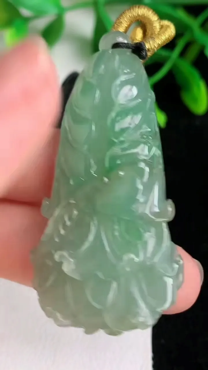 天然A货翡翠白菜吊坠，尺寸53.4-27-12.5，重:23.92g
6月8日
