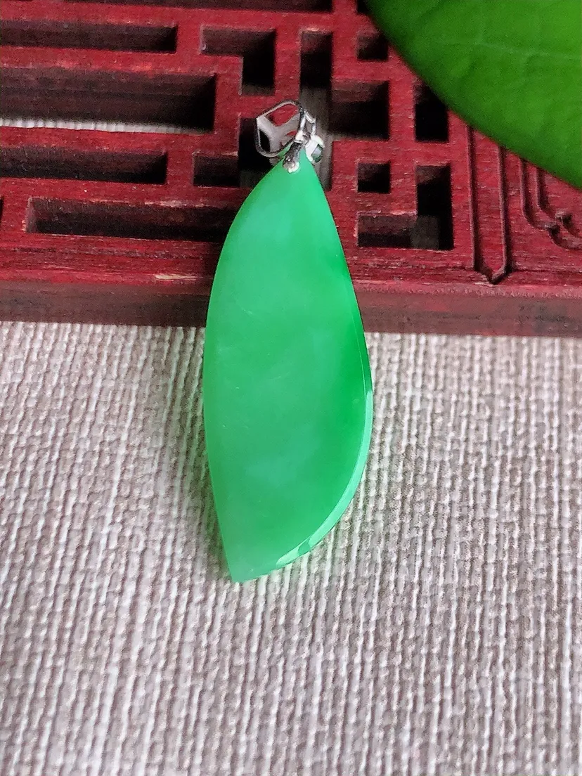 天然A货翡翠18K金扣头飘绿随形吊坠尺寸30.5×11×2.3m量2.22g 0608
