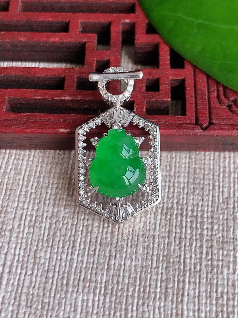 天然A货翡翠18K金伴阳绿葫芦吊坠尺寸25.3×13.5×6.5裸石10.4×8.3m量2.79g 0606