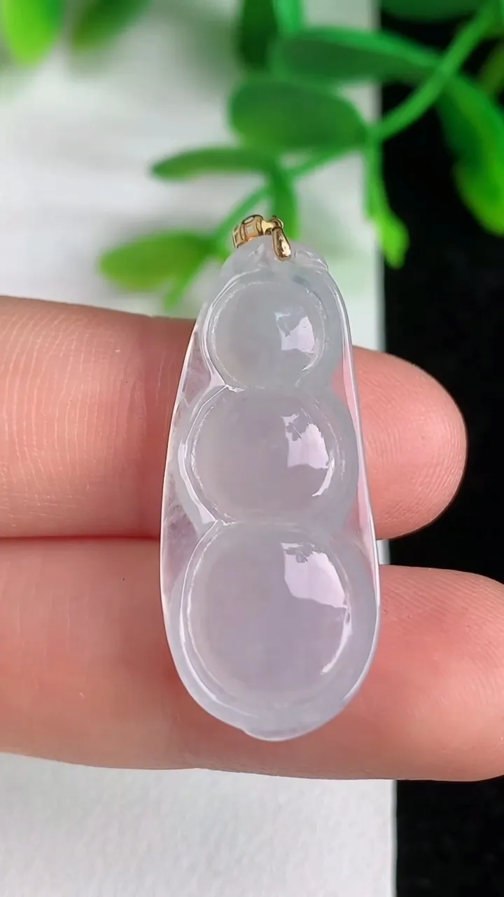 天然A货翡翠福豆吊坠，尺寸31-13-4.6，重量:3.13g
6月8日