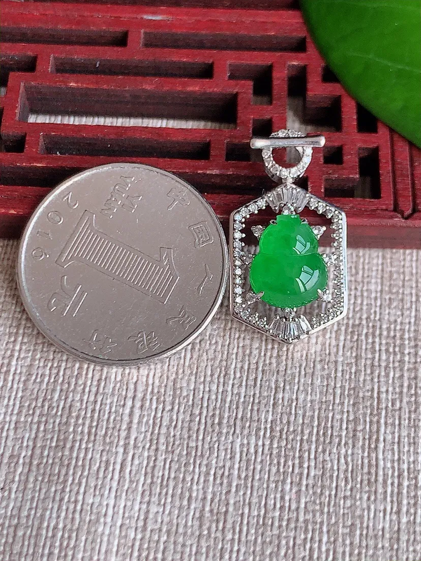 天然A货翡翠18K金伴阳绿葫芦吊坠尺寸25.3×13.5×6.5裸石10.4×8.3m量2.79g 0606