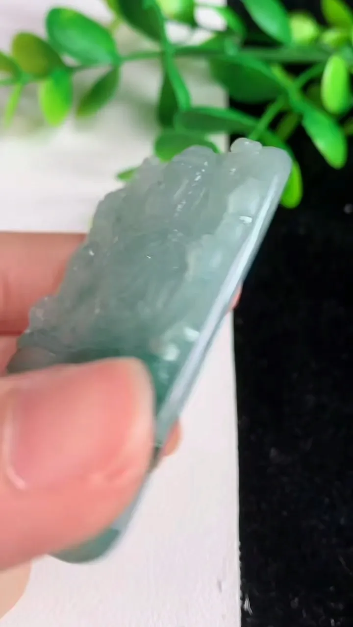 天然A货翡翠 飘花千手观音吊坠，尺寸56.6-41.6-6，重量:30.96g
6月8日
