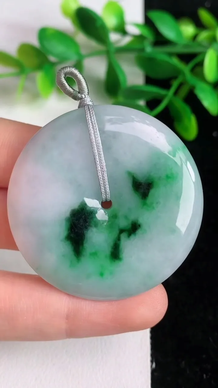 天然A货翡翠平安扣吊坠，尺寸43-6，重量:23.69g
6月8日