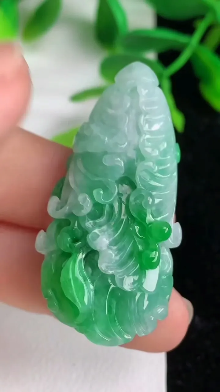 天然A货翡翠白菜吊坠，尺寸46-22.5-12.5，重:17.57g
6月8日