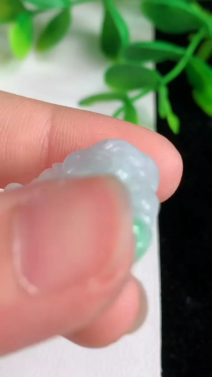 天然A货翡翠佛公吊坠 ，尺寸25.4-27.8-6，重量:6.26g
6月8日