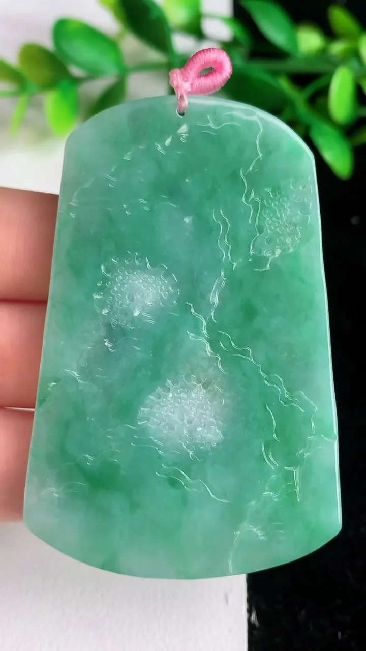 天然A货翡翠山水牌吊坠 ，尺寸63-41.3-5，重量:31.08g
6月8日