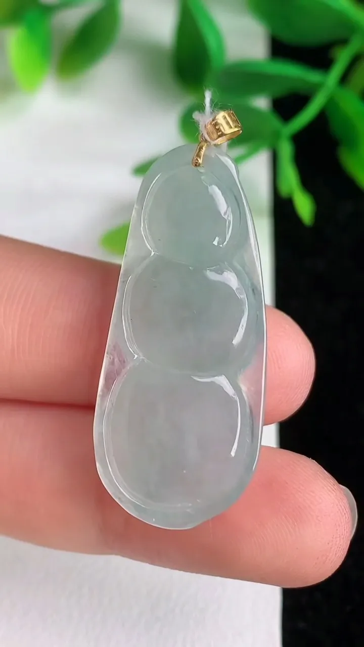 天然A货翡翠18k金飘花福豆吊坠 ，尺寸36.3-14.8-5.6，重量:5.76g
6月8日
