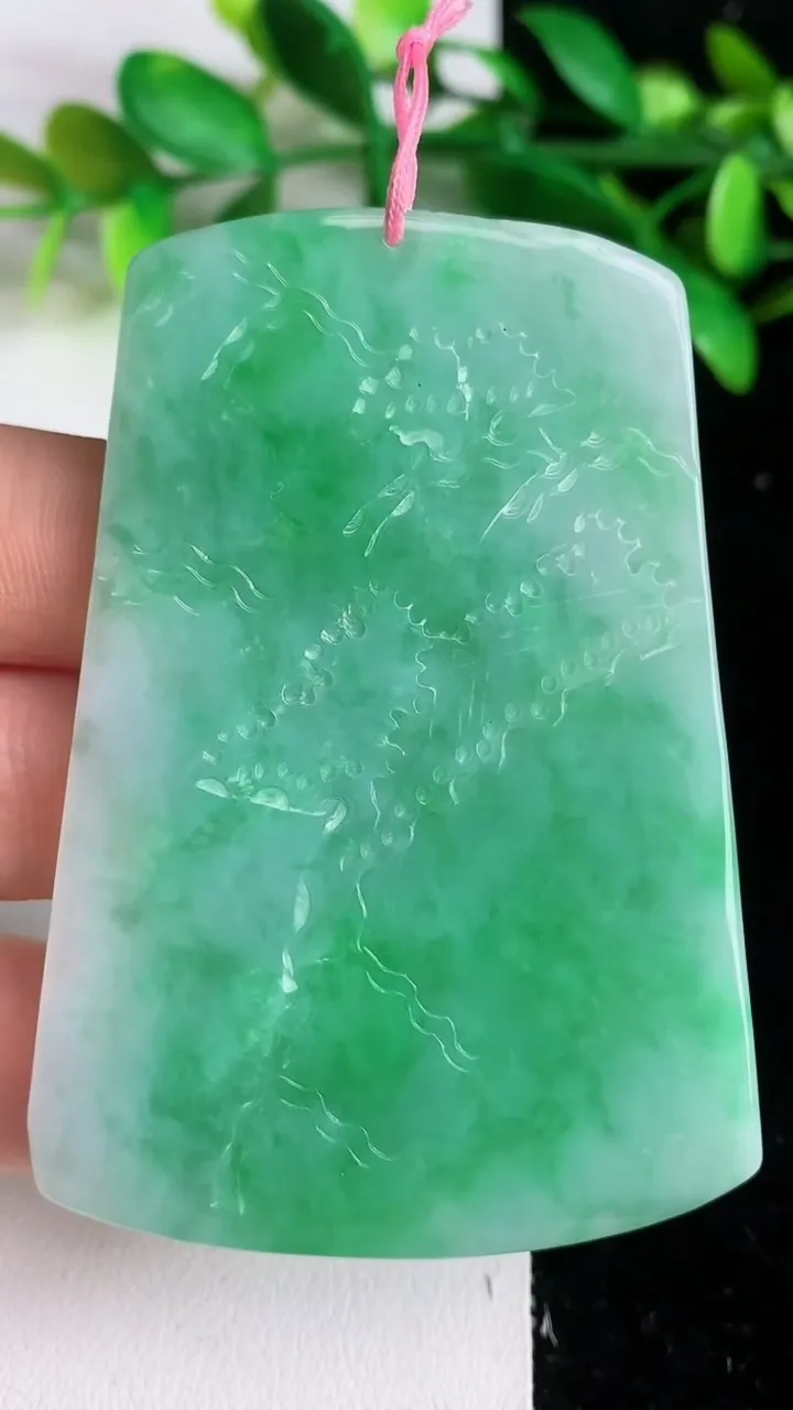 天然A货翡翠山水牌吊坠，尺寸66.4-46-5.2，重量:36.41g
6月8日