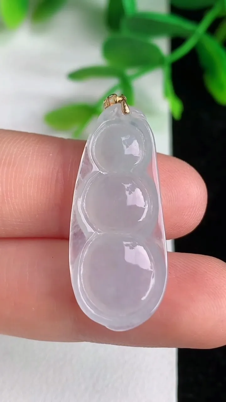 天然A货翡翠福豆吊坠，尺寸31-13-4.6，重量:3.13g
6月8日