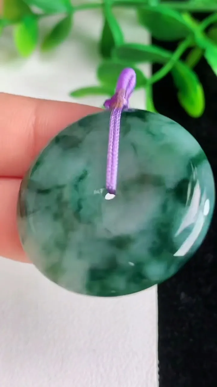 天然A货翡翠飘花平安扣吊坠 ，尺寸33-5.3，重量:13.22g
6月8日