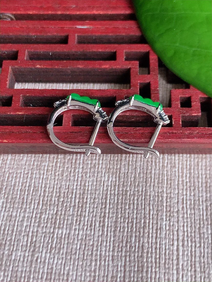 天然A货翡翠18K金镶嵌阳绿四季豆福豆平安豆耳坠 尺寸7.2×2.3mm 重量1.53g 0608