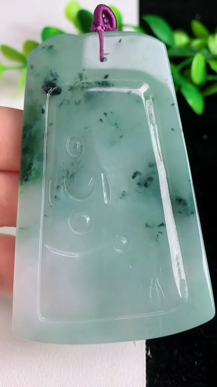 天然A货翡翠 飘花虚空藏观音菩萨吊坠，尺寸75.7-50.2-6.2，重量:50.83g
6月8日