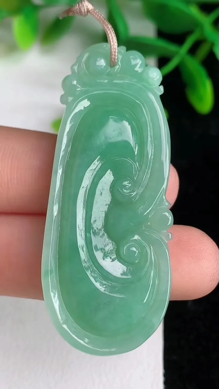 天然A货翡翠如意吊坠，尺寸32.5-21.7-5.2，重量:11.01g
6月8日